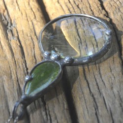 Zielona ceramika - witrażowy wisior lupa do czytania