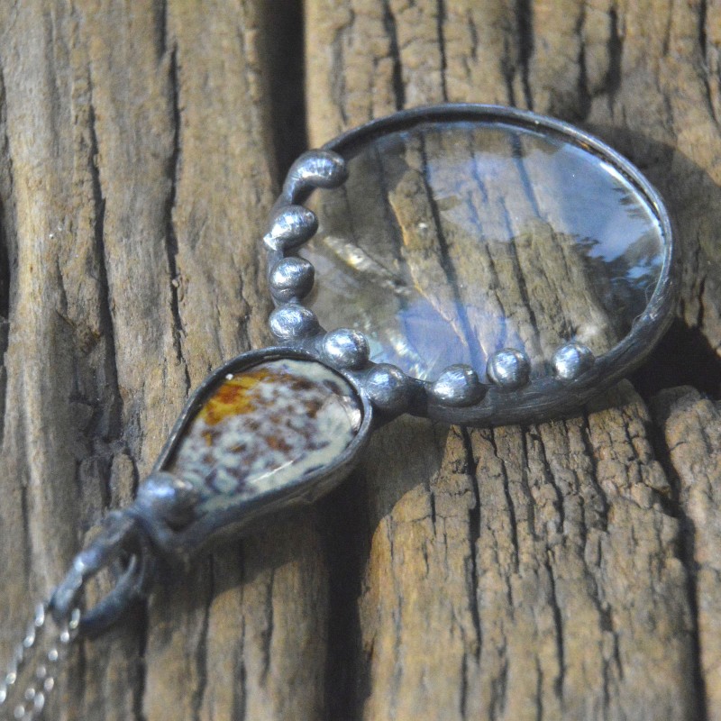 Brązowo miodowa ceramika - witrażowy wisior lupa do czytania