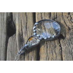 Brązowo miodowa ceramika - witrażowy wisior lupa do czytania