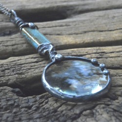 Turkusowa lupa z ceramiką - witrażowy wisior