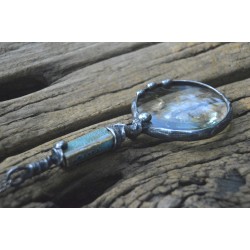 Turkusowa lupa z ceramiką - witrażowy wisior