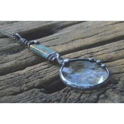 Turkusowa lupa z ceramiką - witrażowy wisior