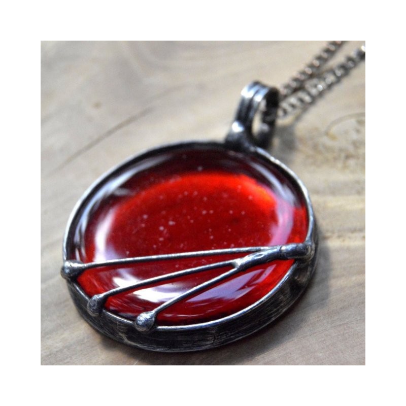 Czerwony z połyskiem  - witrażowy wisior na łańcuszku