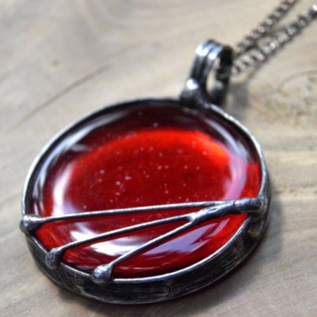 Czerwony z połyskiem  - witrażowy wisior na łańcuszku