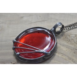 Czerwony z połyskiem  - witrażowy wisior na łańcuszku