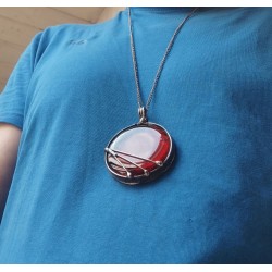 Czerwony z połyskiem  - witrażowy wisior na łańcuszku