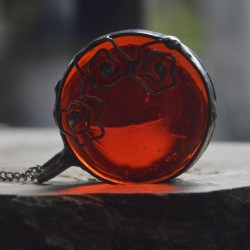 Esyfloresy  - czerwony witrażowy wisior na łańcuszku