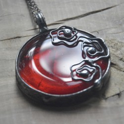 Esyfloresy  - czerwony witrażowy wisior na łańcuszku