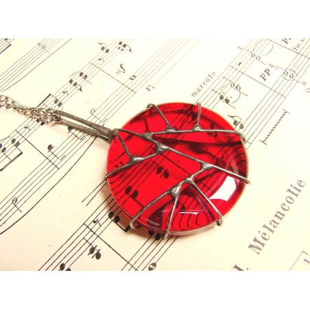 Geometria  - czerwony witrażowy wisior na łańcuszku