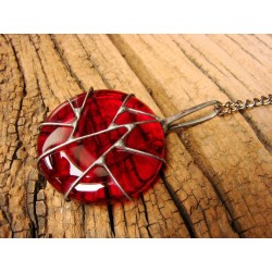 Geometria  - czerwony witrażowy wisior na łańcuszku