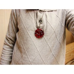 Geometria  - czerwony witrażowy wisior na łańcuszku