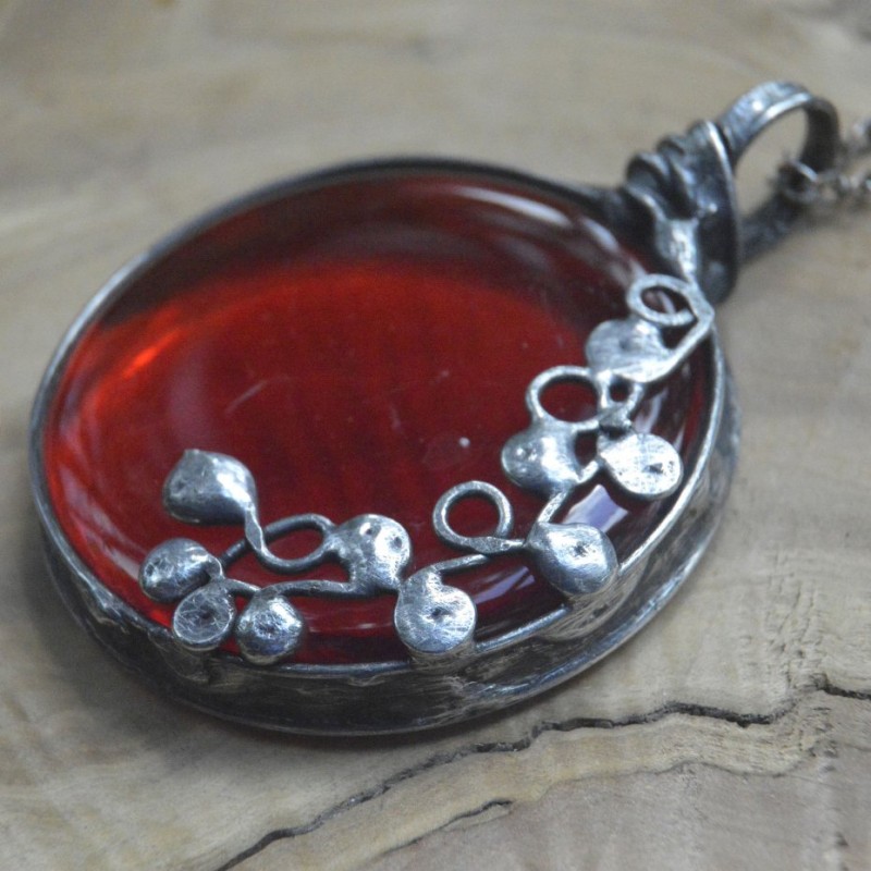 Krople kropelki  - czerwony witrażowy wisior na łańcuszku