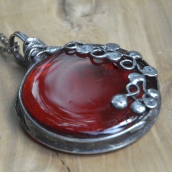 Krople kropelki  - czerwony witrażowy wisior na łańcuszku