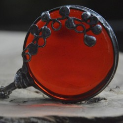 Krople kropelki  - czerwony witrażowy wisior na łańcuszku