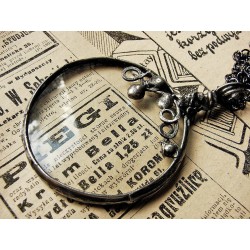 Krople rosy -  witrażowy wisior lupa do czytania