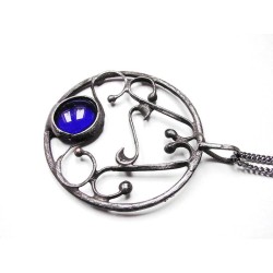 Ornamenty z granatem  - antyczny witrażowy wisior na łańcuszku