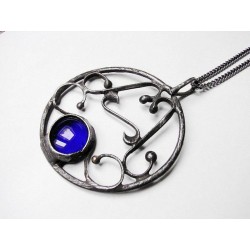 Ornamenty z granatem  - antyczny witrażowy wisior na łańcuszku