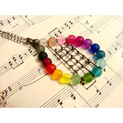 W kratkę - kolorowy  witrażowy wisior