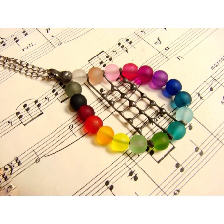 W kratkę - kolorowy  witrażowy wisior