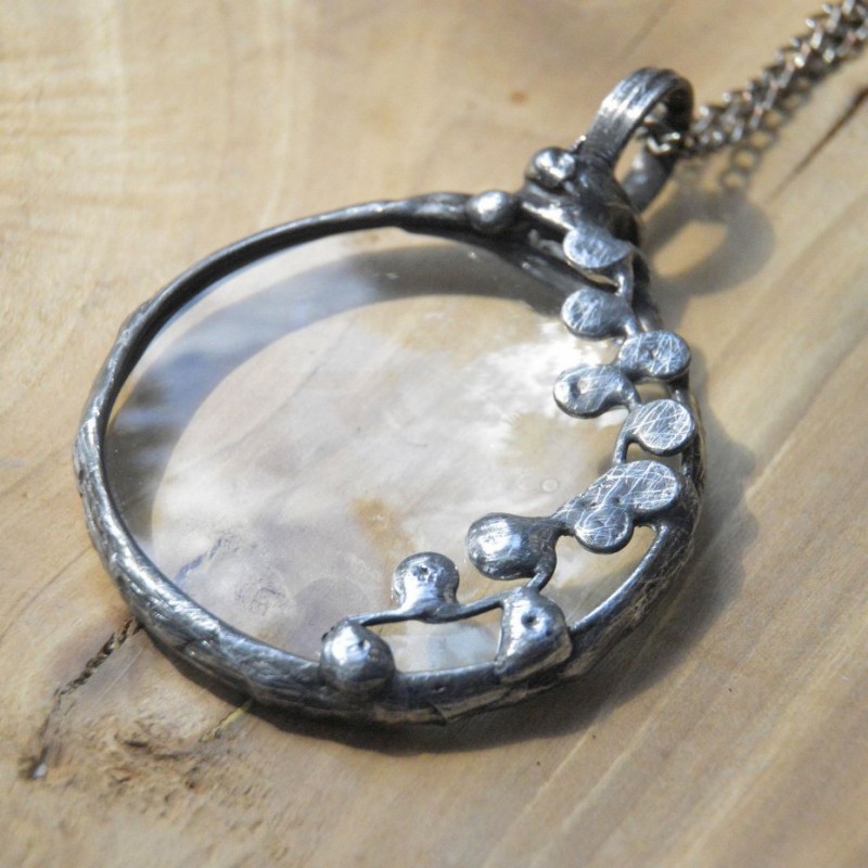 Z motywem -  witrażowy wisior lupa do czytania