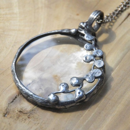 Z motywem -  witrażowy wisior lupa do czytania