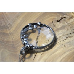 Z motywem -  witrażowy wisior lupa do czytania