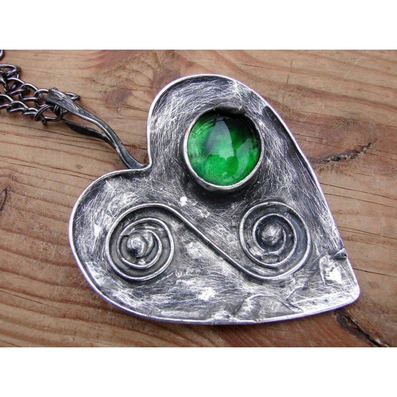 Serce z zielonym oczkien  - witrażowy wisior na łańcuszku