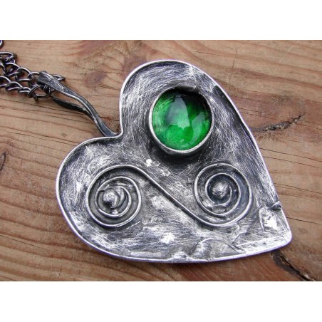 Serce z zielonym oczkien  - witrażowy wisior na łańcuszku