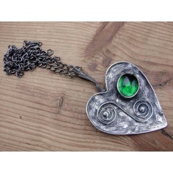 Serce z zielonym oczkien  - witrażowy wisior na łańcuszku