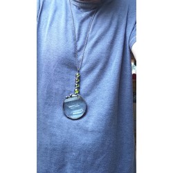 Oliwkowa lupa do czytania - witrazowy wisior na łańcuszku