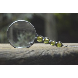 Oliwkowa lupa do czytania - witrazowy wisior na łańcuszku