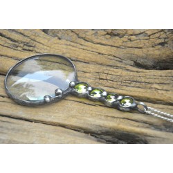 Oliwkowa lupa do czytania - witrazowy wisior na łańcuszku