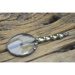 Oliwkowa lupa do czytania - witrazowy wisior na łańcuszku