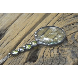 Oliwkowa lupa do czytania - witrazowy wisior na łańcuszku