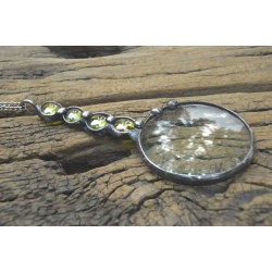 Oliwkowa lupa do czytania - witrazowy wisior na łańcuszku