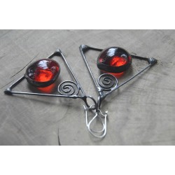 Czerwone trójkąty autorskie kolczyki witrażowe