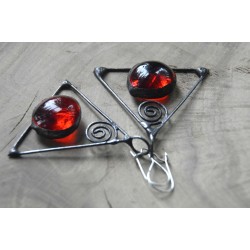 Czerwone trójkąty autorskie kolczyki witrażowe