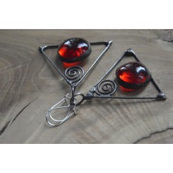 Czerwone trójkąty autorskie kolczyki witrażowe