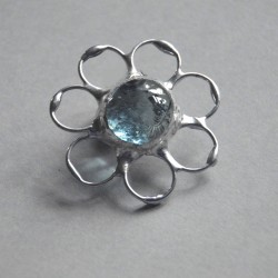 Błękitny kwiatek  - witrażowa broszka