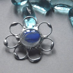 Niebieski  kwiatek  w smugi - witrażowa broszka