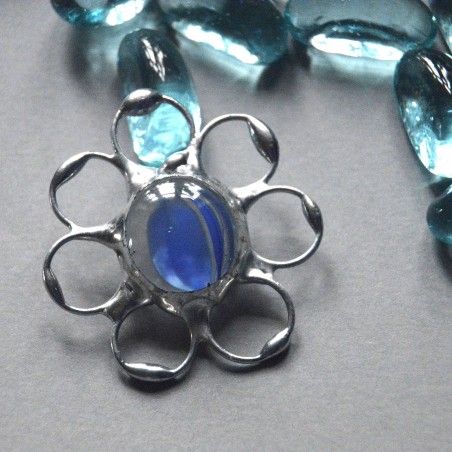 Niebieski  kwiatek  w smugi - witrażowa broszka