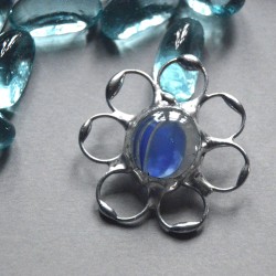 Niebieski  kwiatek  w smugi - witrażowa broszka