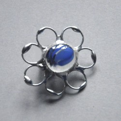 Niebieski  kwiatek  w smugi - witrażowa broszka