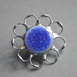 Niebieska - witrażowa broszka kwiatek