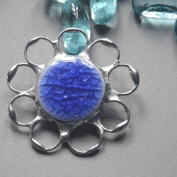 Niebieska - witrażowa broszka kwiatek