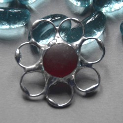 Bordowy kwiatek  - witrażowa broszka