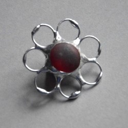Bordowy kwiatek  - witrażowa broszka