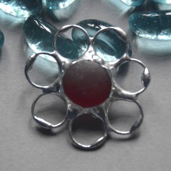 Bordowy kwiatek  - witrażowa broszka