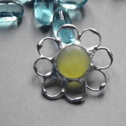 Cytrynowy kwiatek  - witrażowa broszka