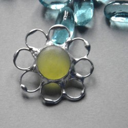 Cytrynowy kwiatek  - witrażowa broszka